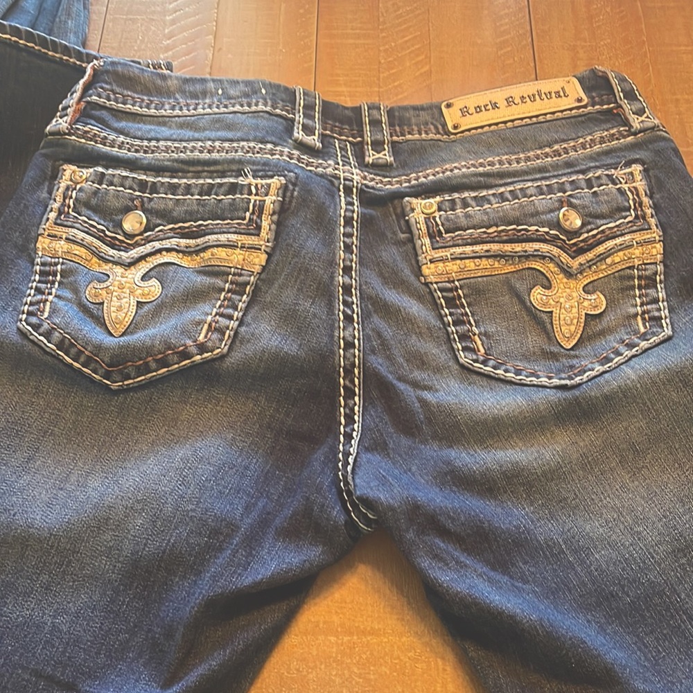 Women’s Rock Revival Jeans Easy Straight. Size 32. EXCELLENT used condition.